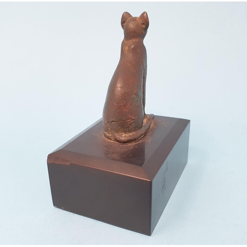 292 - A bronze Egyptian style cat, 6 cm high, on marble base