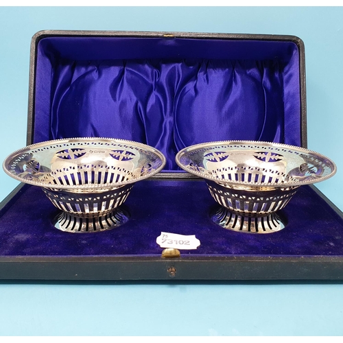 317 - A pair of Edward VII pierced silver bowls, Chester 1908, 4 ozt, boxed, removal cost A