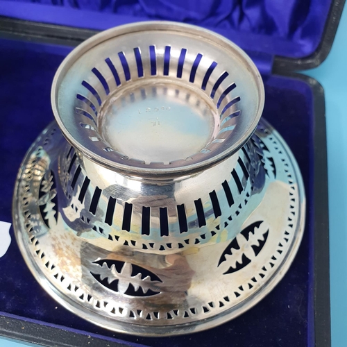 317 - A pair of Edward VII pierced silver bowls, Chester 1908, 4 ozt, boxed, removal cost A