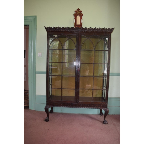 369 - An 18th century style Chippendale display cabinet, the cornice carved leaves, having a pair of bar g... 