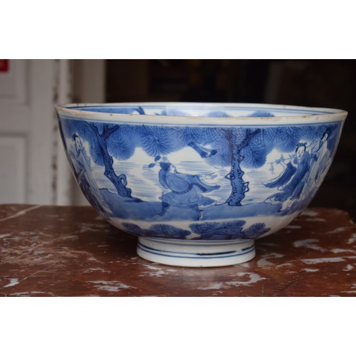 301 - A Chinese bowl, decorated figures in underglaze blue, six character mark to base, 21 cm diameter, re... 