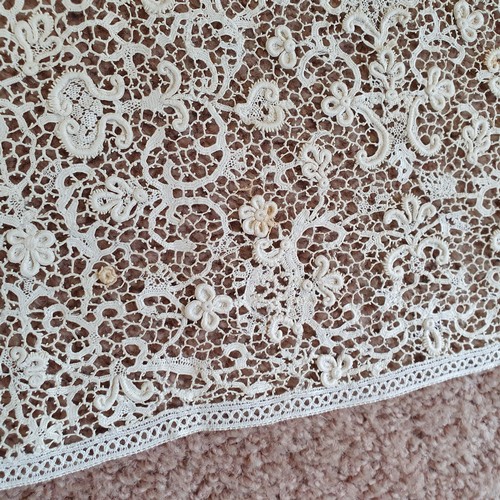 316 - Assorted lace in a box Miss Herbert, English Lace Manufacturer to the Queen, Exeter, another box, Mi... 