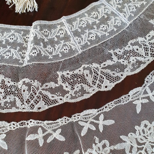 316 - Assorted lace in a box Miss Herbert, English Lace Manufacturer to the Queen, Exeter, another box, Mi... 