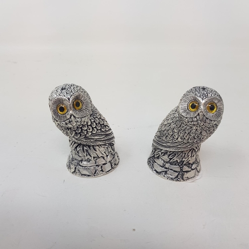 95 - A pair of modern silver plated owl form salt and pepper pots, 5 cm high