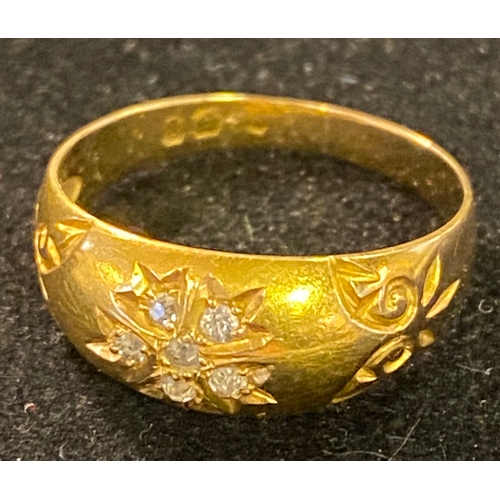 162 - An 18ct gold and diamond chip ring, approx. ring size R½, 3.5 g