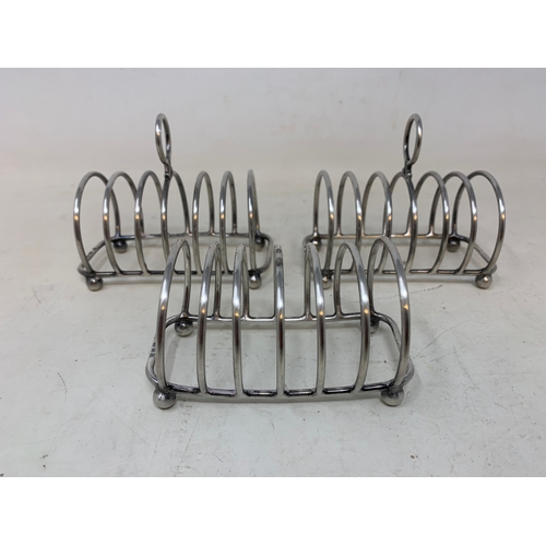 63 - A set of three silver toast racks, London 1964, one lacks the ring handle, 6.6 ozt (3)