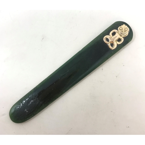 90 - A nephrite bar of slightly tapering form, applied a yellow coloured metal Tiki, 10 cm