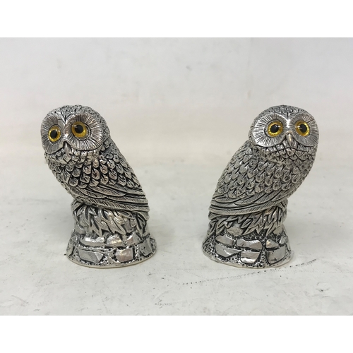 95 - A pair of modern silver plated owl form salt and pepper pots, 5 cm high