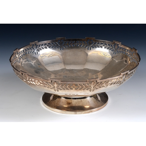 86 - A silver pedestal bowl, with a pierced border, Birmingham 1946, 16.5 ozt, 23.5 cm diameter