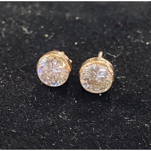 184 - A pair of stud earrings