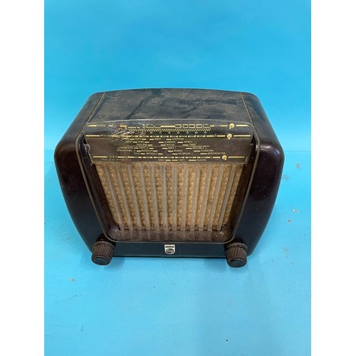 47 - A Philips bakelite radio and five others (6)