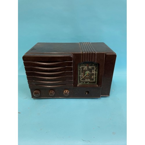 47 - A Philips bakelite radio and five others (6)