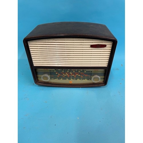 47 - A Philips bakelite radio and five others (6)