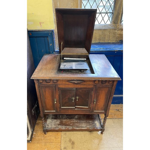 69 - An oak gramophone, 80 cm wide