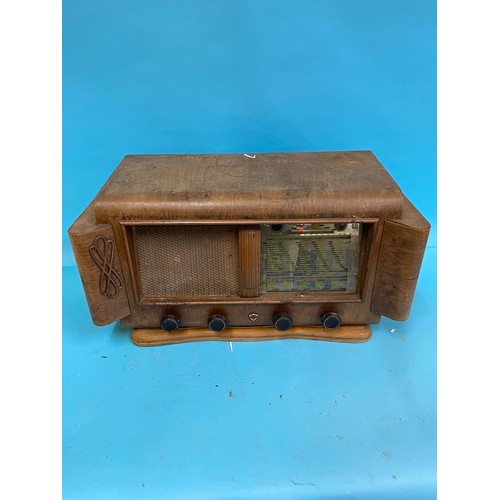 61 - A Cossor radio and nine others (10)