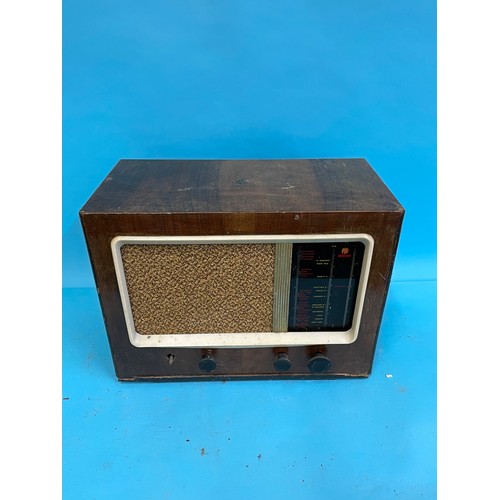 61 - A Cossor radio and nine others (10)