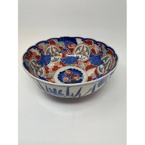 652 - A pair of Japanese Imari plates, 31 cm diameter, a similar bowl, 28 cm diameter, another bowl, 11 cm... 