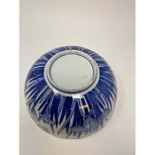 652 - A pair of Japanese Imari plates, 31 cm diameter, a similar bowl, 28 cm diameter, another bowl, 11 cm... 