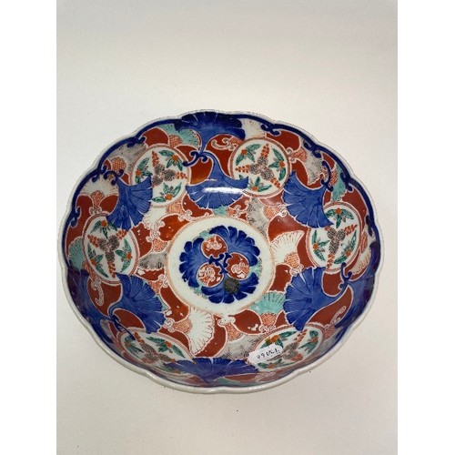 652 - A pair of Japanese Imari plates, 31 cm diameter, a similar bowl, 28 cm diameter, another bowl, 11 cm... 