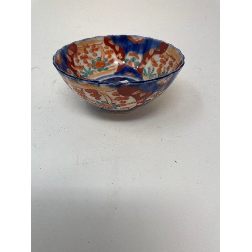 652 - A pair of Japanese Imari plates, 31 cm diameter, a similar bowl, 28 cm diameter, another bowl, 11 cm... 