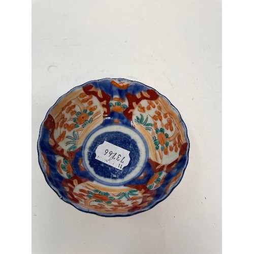 652 - A pair of Japanese Imari plates, 31 cm diameter, a similar bowl, 28 cm diameter, another bowl, 11 cm... 