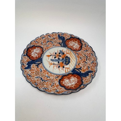 652 - A pair of Japanese Imari plates, 31 cm diameter, a similar bowl, 28 cm diameter, another bowl, 11 cm... 