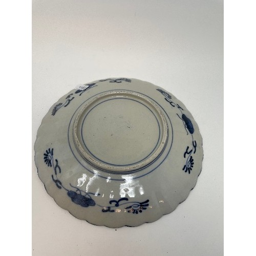652 - A pair of Japanese Imari plates, 31 cm diameter, a similar bowl, 28 cm diameter, another bowl, 11 cm... 