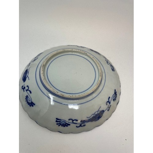 652 - A pair of Japanese Imari plates, 31 cm diameter, a similar bowl, 28 cm diameter, another bowl, 11 cm... 