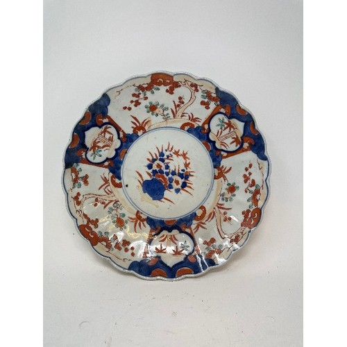 659 - A pair of Japanese Imari chargers, 30.5 cm diameter, and six others similar (8)