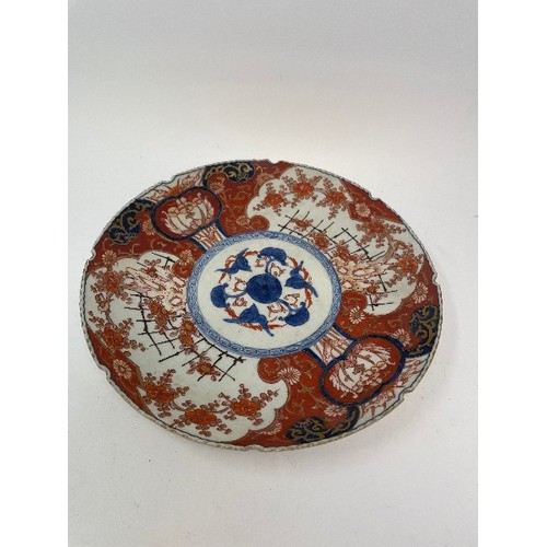 659 - A pair of Japanese Imari chargers, 30.5 cm diameter, and six others similar (8)