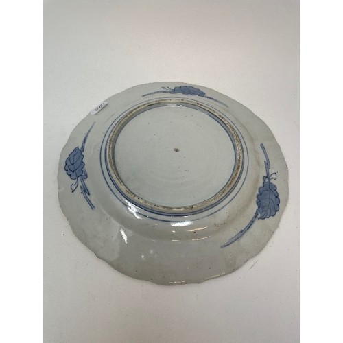 659 - A pair of Japanese Imari chargers, 30.5 cm diameter, and six others similar (8)