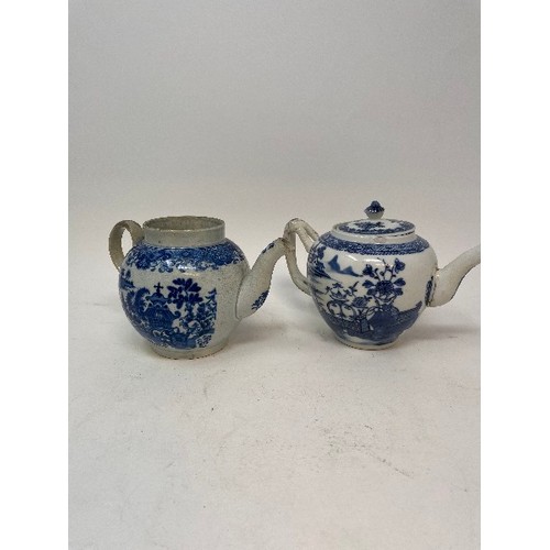 622 - A blue and white teapot, with associated cover, and another teapot, some damages (2)