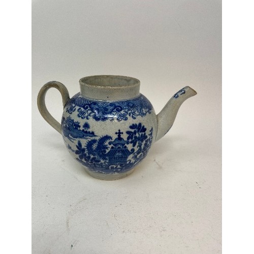 622 - A blue and white teapot, with associated cover, and another teapot, some damages (2)