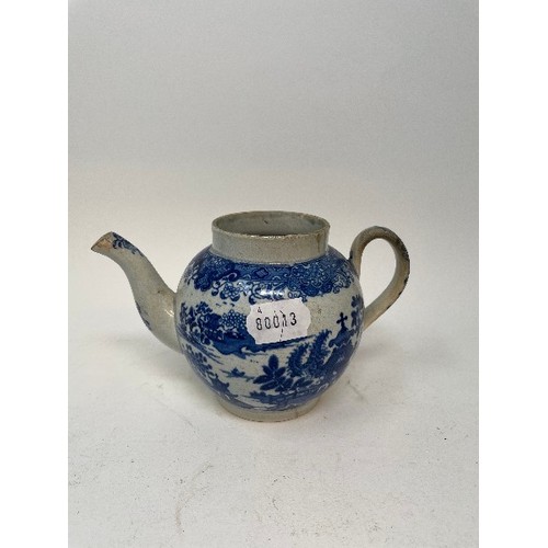 622 - A blue and white teapot, with associated cover, and another teapot, some damages (2)