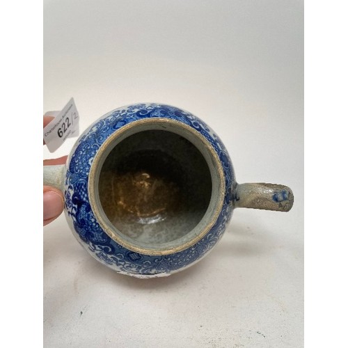622 - A blue and white teapot, with associated cover, and another teapot, some damages (2)