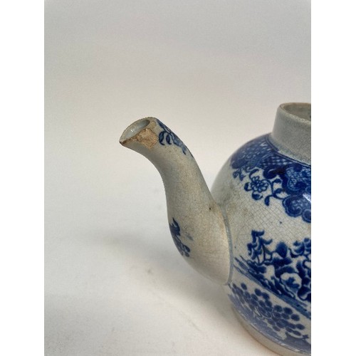 622 - A blue and white teapot, with associated cover, and another teapot, some damages (2)