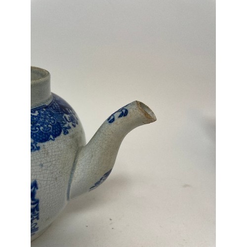 622 - A blue and white teapot, with associated cover, and another teapot, some damages (2)