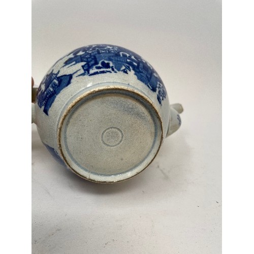 622 - A blue and white teapot, with associated cover, and another teapot, some damages (2)