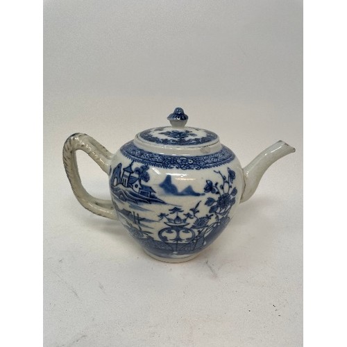 622 - A blue and white teapot, with associated cover, and another teapot, some damages (2)