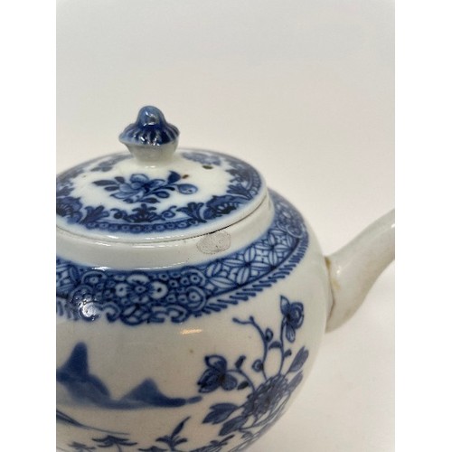 622 - A blue and white teapot, with associated cover, and another teapot, some damages (2)