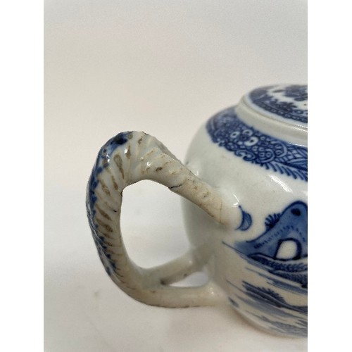 622 - A blue and white teapot, with associated cover, and another teapot, some damages (2)