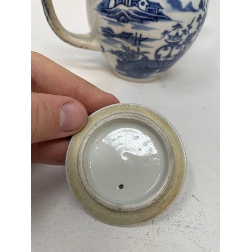 622 - A blue and white teapot, with associated cover, and another teapot, some damages (2)