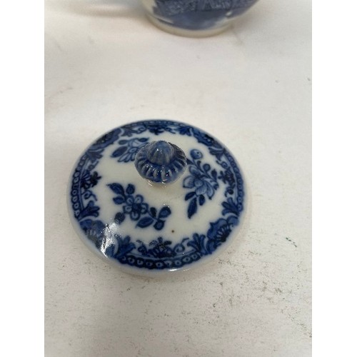622 - A blue and white teapot, with associated cover, and another teapot, some damages (2)
