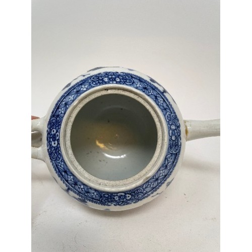 622 - A blue and white teapot, with associated cover, and another teapot, some damages (2)