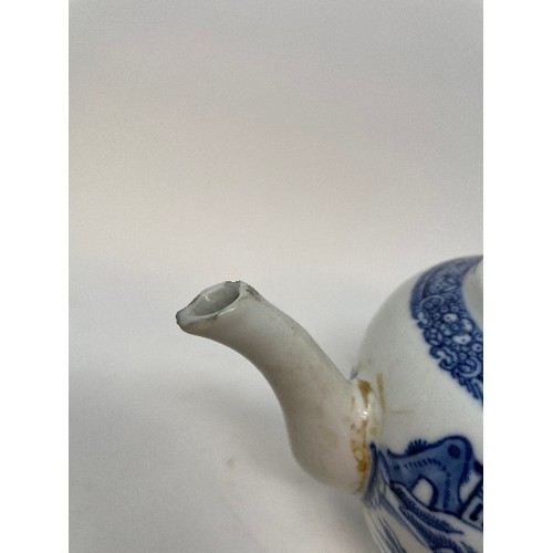 622 - A blue and white teapot, with associated cover, and another teapot, some damages (2)