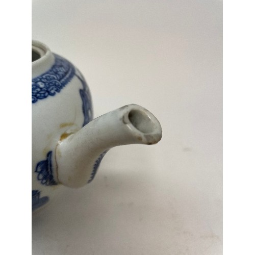 622 - A blue and white teapot, with associated cover, and another teapot, some damages (2)
