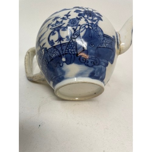 622 - A blue and white teapot, with associated cover, and another teapot, some damages (2)