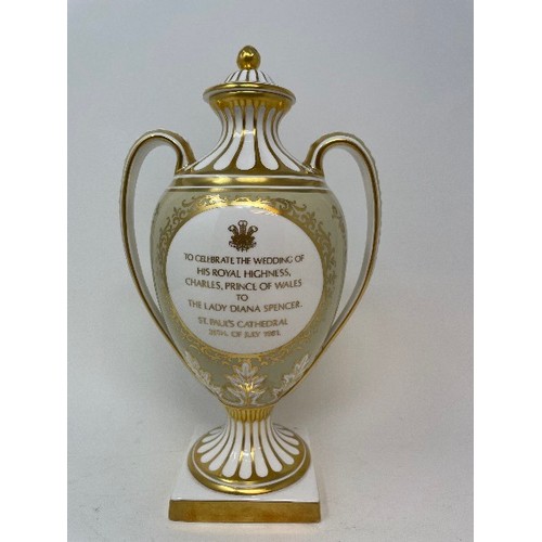 624 - A Spode porcelain commemorative vase and cover, Highgrove House, No 176/500, boxed