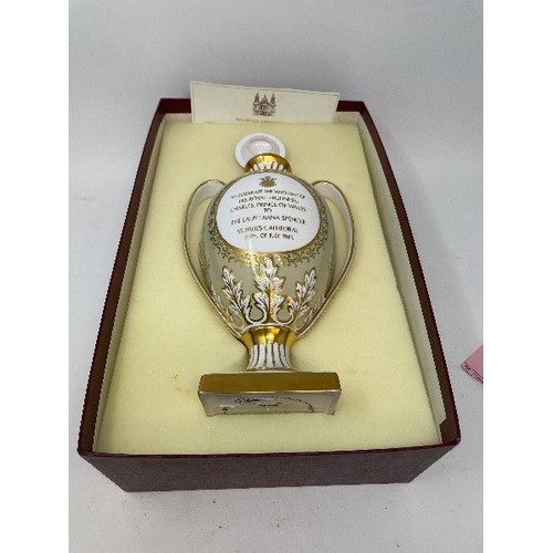 624 - A Spode porcelain commemorative vase and cover, Highgrove House, No 176/500, boxed