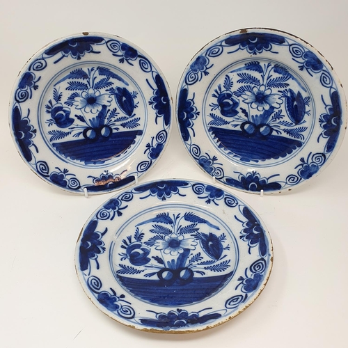 521 - A pair of Delft blue and white plates, 23 cm diameter, and six others (8)...